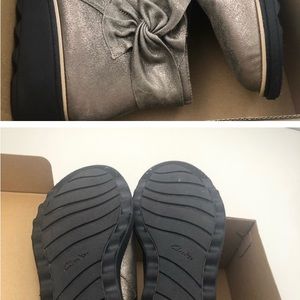 Beautiful booties, soft and comfy. Perfect for walks. Roomy, new no tags.